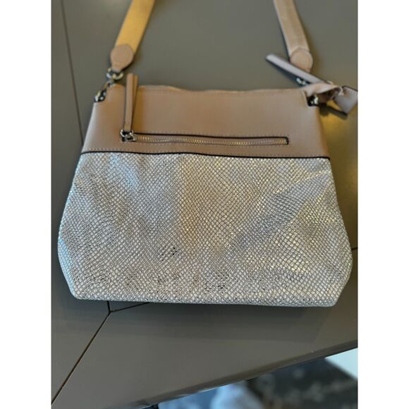Gorgeous Sondra Roberts Squared crossbody; metalic silver and taupe - Picture 2 of 9